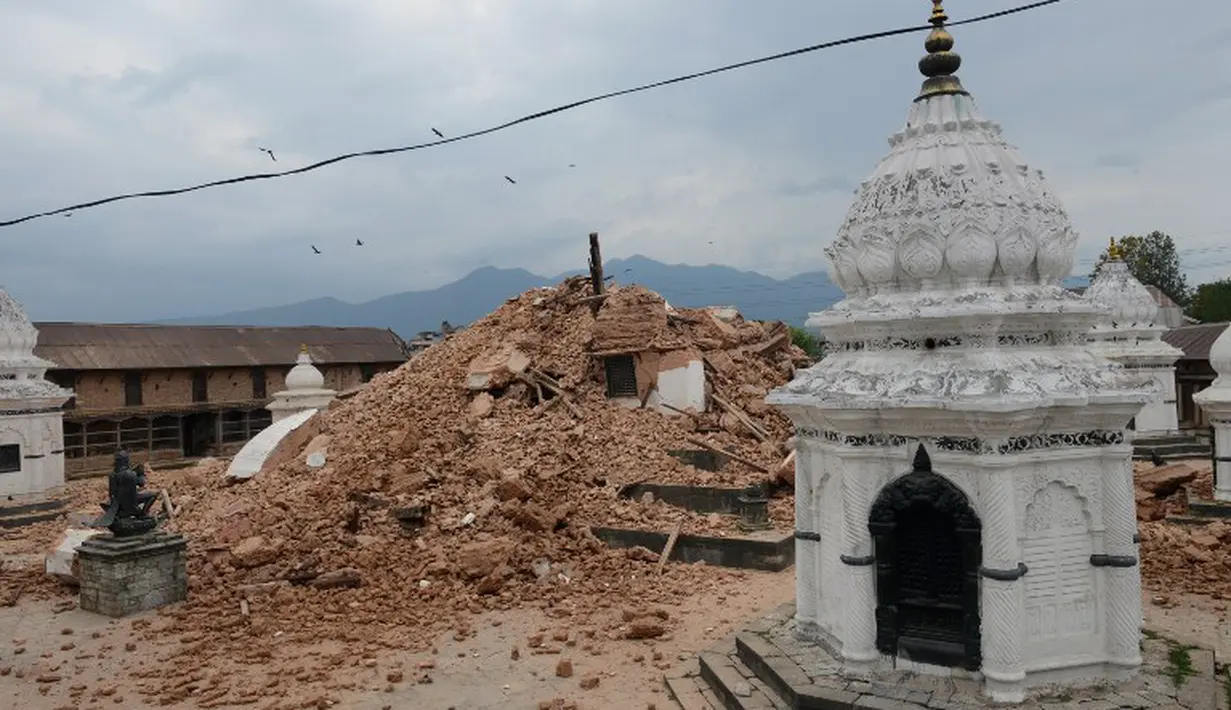 Sebuah kuil terlihat porak-poranda parah akibat gempa yang menghantam Nepal, Minggu (26/4/2015). Gempa berkekuatan 7,8 Skala Richter itu dikabarkan telah menghancurkan ribuan rumah termasuk bangunan bersejarah (AFP Photo/Prakash Mathema)