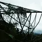 Tower Saluran Udara Tegangan Tinggi (SUTET) di Kecamatan Bantargadung, Kabupaten Sukabumi, Jawa Barat, roboh. (Liputan6.com/Mulvi Mohammad)