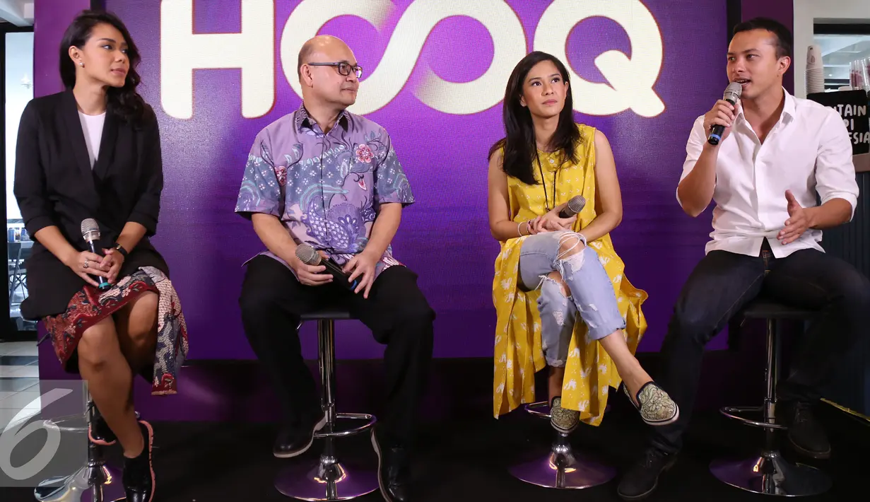 Sejumlah pemain AADC 2 saat menghadiri konferensi pers peluncuran eksklusif film AADC 2 di aplikasi HOOQ di Jakarta, Selasa (26/7). Secara resmi film AADC 2 dapat dinikmati secara eksklusif di HOOQ. (Liputan6.com/Herman Zakharia)