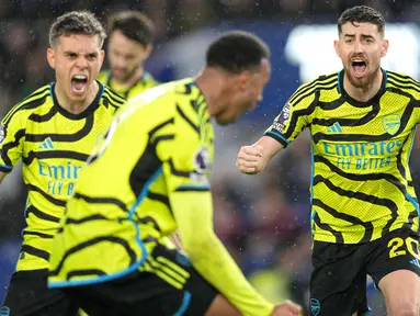 Para pemain Arsenal bereaksi saat pertandingan sepak bola Liga Primer Inggris melawan Brighton and Hove Albion di Stadion American Express Community, Brighton, Inggris, Sabtu, 6 April 2024. (AP Photo/Dave Shopland)