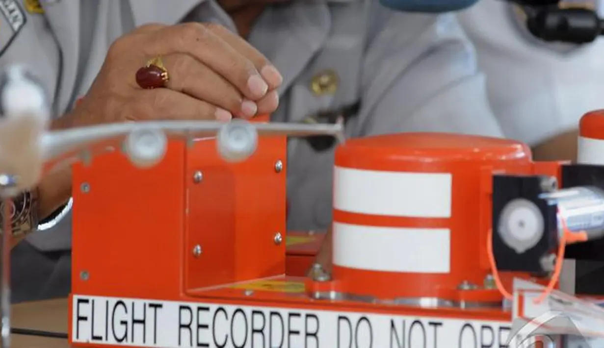 Sebuah Flight Data Recorder (FDR) ikut ditampilkan saat Ketua KNKT Tatang Kurniadi memberikan penjelasan tentang instrumen yang ada dalam kotak hitam (Black Box) di Lanud Iskandar, Pangkalan Bun, Kalteng, Selasa (13/1/2015).(Liputan6.com/Andrian M Tunay)
