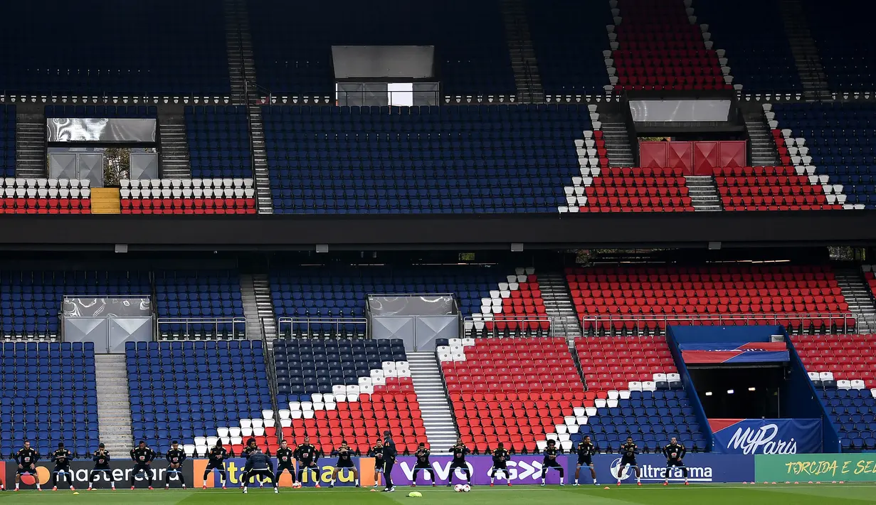 Para pemain Brasil saat sesi latihan jelang laga persahabatan di Paris, Rabu (8/11/2017). Brasil akan berhadapan dengan Jepang. (AFP/Franck Fife)