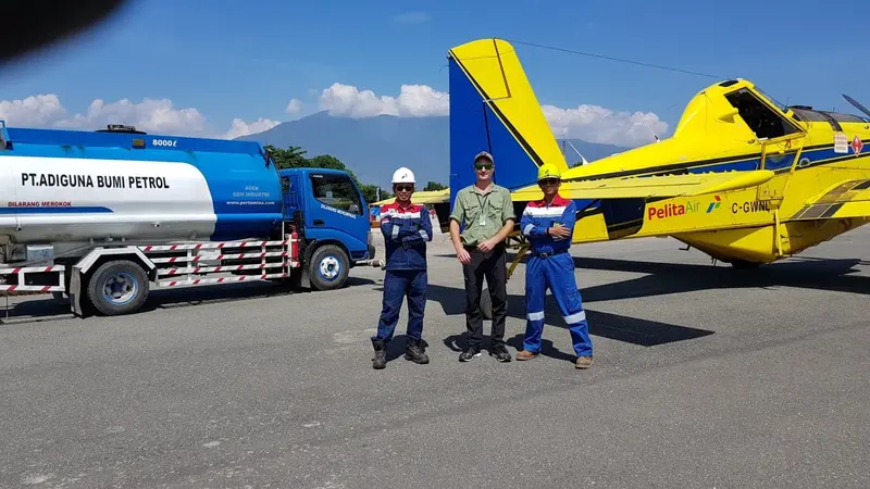 Pesawat AT 802 membawa 4.000 liter solar untuk menyokong bantuan operasional pemulihan pasca bencana alam gempa dan tsunami di Palu dan Donggala.  Dok Pertamina.