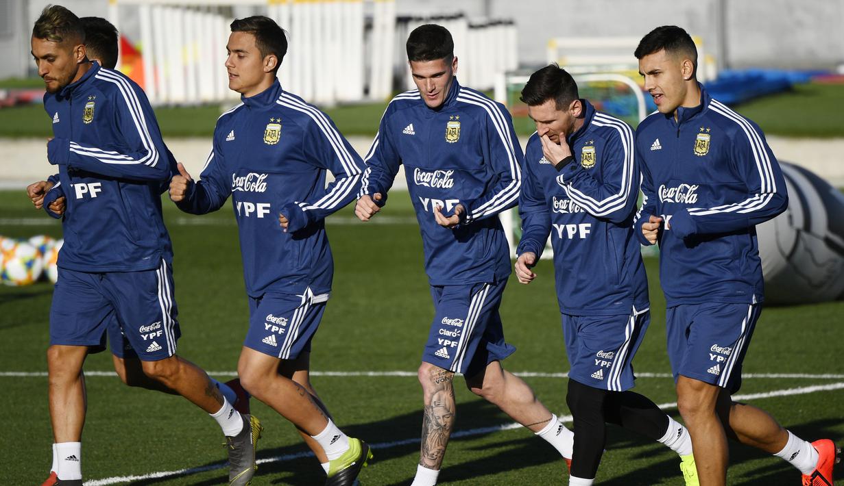 Gelandang Argentina, Lionel Messi, berlari ringan saat latihan di Valdebebas, Madrid, Senin (18/3). Latihan ini merupakan persiapan jelang laga persahabatan melawan Venezuela. (AFP/Gabriel Bouys)