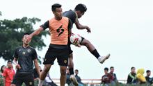 M. Rafli berduel dengan Nurdiansyah dalam sesi latihan Arema FC. (Bola.com/Iwan Setiawan)