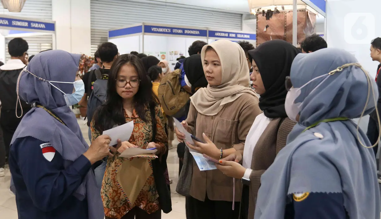 Para pencari kerja mendengarkan keterangan petugas saat menghadiri Jakarta Job Fair 2023. (Liputan6.com/Herman Zakharia)