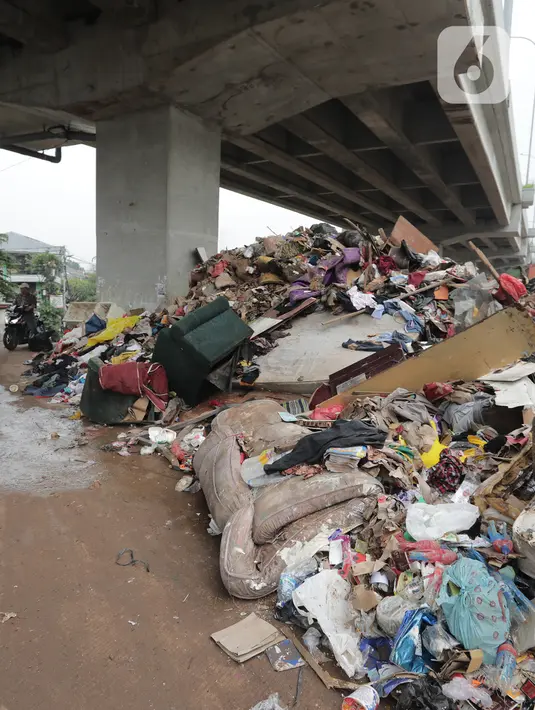 Sampah sisa banjir menumpuk di kawasan Cipinang Melayu, Jakarta, Rabu (8/1/2020). Banjir yang melanda Jakarta dan sekitarnya sejak 1 Januari 2020 lalu menyisakan tumpukan sampah di sejumlah titik. (Liputan6.com/Herman Zakharia)