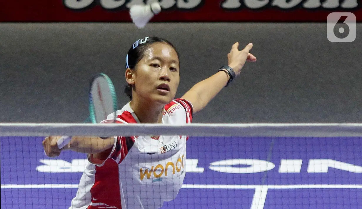Pebulu tangkis tunggal putri Indonesia Putri Kusuma Wardani mengembalikan shuttlecock ke arah lawannya, Malvika Bansod (India) pada babak 32 besar Kapal Api Indonesia Open 2025 di Istora Senayan, Gelora Bung Karno, Jakarta, Selasa (3/6/2025). (Liputan6.com/Herman Zakharia)