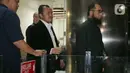Pemeriksaan ini guna membongkar aliran dana berjenjang yang diduga melibatkan pejabat tinggi di Kementerian Agama (Kemenag). Tampak dalam foto, Direktur/Pemilik PT Zahra Oto Mandiri (Uhud Tour) yang juga pendakwah, Khalid Zeed Abdullah Basalamah (kanan), usai menjalani pemeriksaan di Gedung Merah Putih Komisi Pemberantasan Korupsi (KPK), Jakarta, Kamis (23/4/2026). (Liputan6.com/Helmi Fithriansyah)