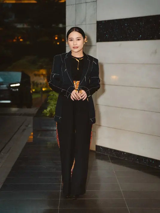 Lagi, sebuah padu padan menarik yang bisa ditiru dari Prilly. Ia memadukan atasan dan bawahan dengan blazer yang semuanya bernuansa hitam, dengan sentuhan obi bercorak batik yang semarak. [Foto: Instagram/prillylatuconsina96]
