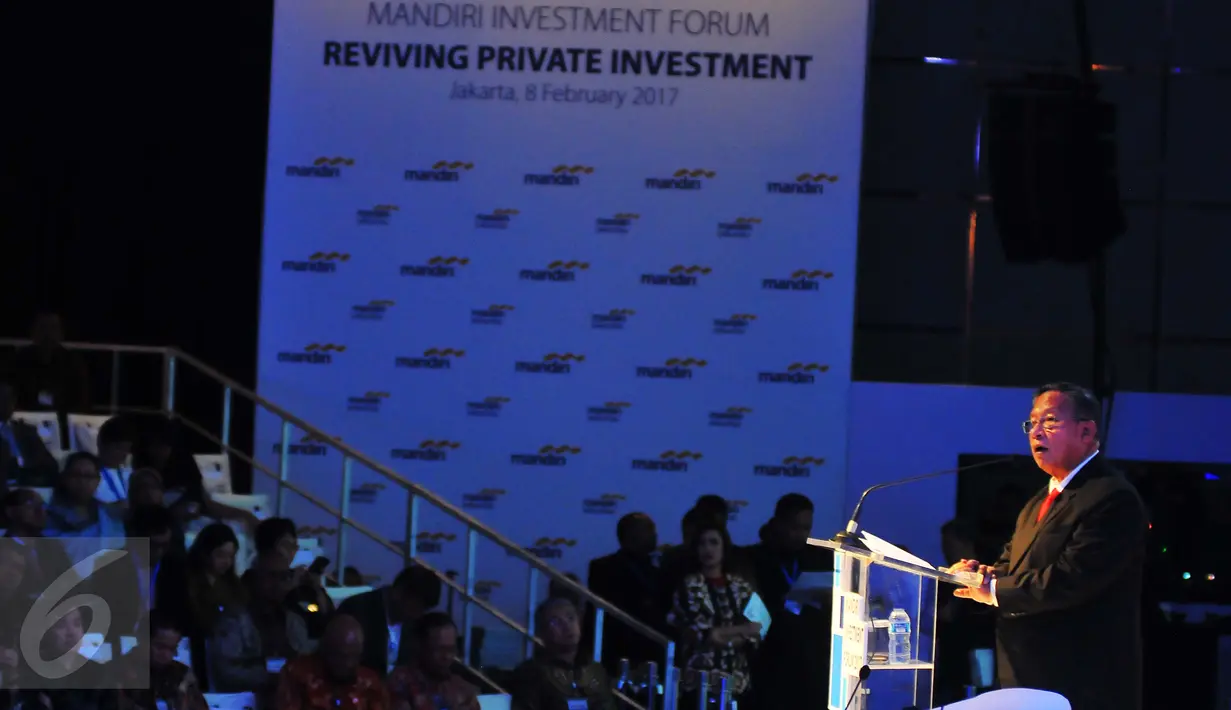 Menko Perekonomian Darmin Nasution memberikan sambutan pada pembukaan Mandiri Investment Forum (MIF) 2017 di Jakarta, Rabu (8/2). Dalam acara ini setidaknya menghadirkan 600 investor, baik dalam negeri maupun luar negeri. (Liputan6.com/Angga Yuniar)