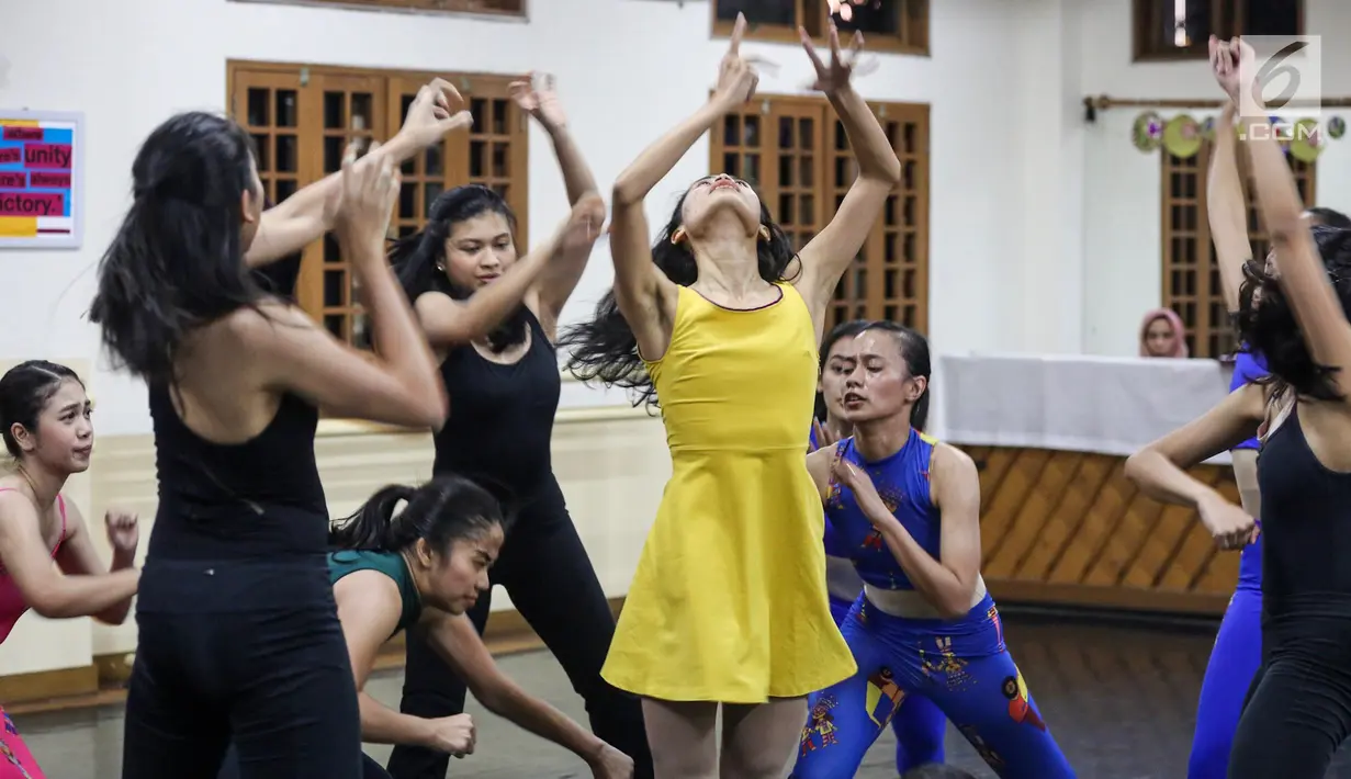 Pebalet sedang latihan jelang pementasan Namarina Youth Dance (NYD) di Studio Namarina, Jakarta, Kamis (25/7/2019). Pementasan NYD bertajuk SoulSphere of Jakarta akan digelar pada tanggal 3 dan 4 Agustus 2019. (Liputan6.com/Fery Pradolo)