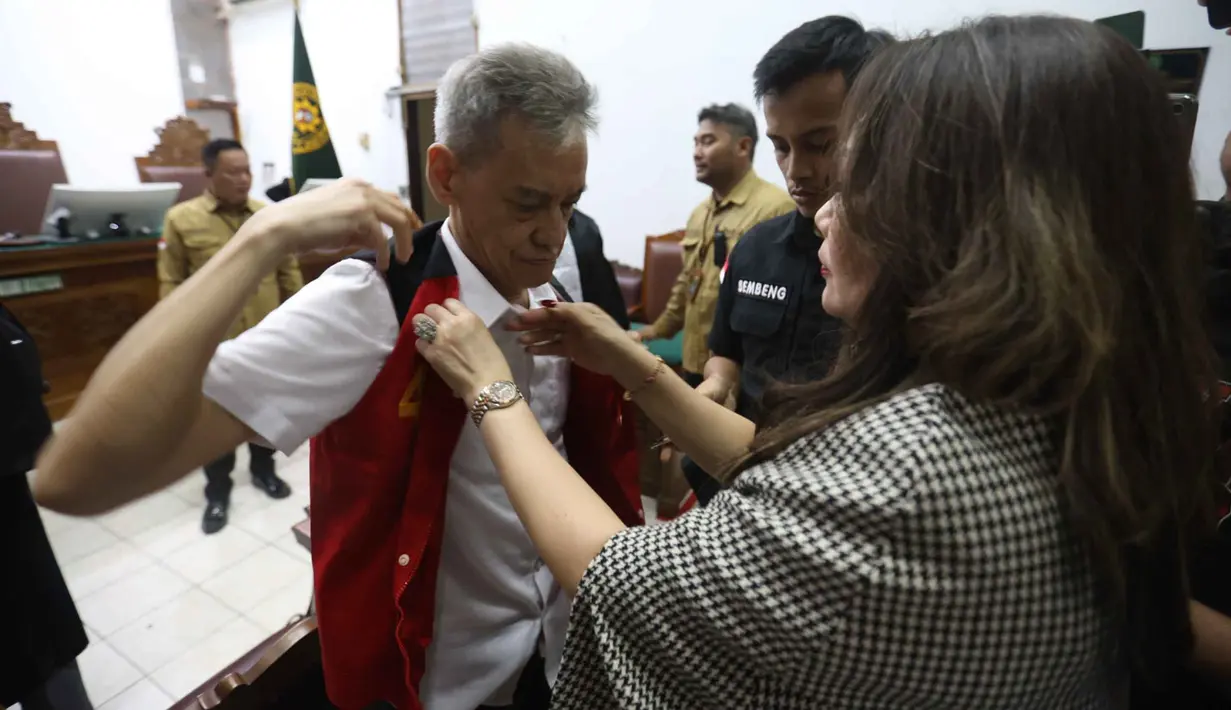 Sebagai catatan, Fariz RM kembali terjerat kasus penyalahgunaan narkotika untuk keempat kalinya. Kasus pertama terjadi pada 28 Oktober 2008, ketika itu Fariz RM harus menjalani hukuman penjara selama empat bulan. (Kapanlagi.com/Budy Santoso)