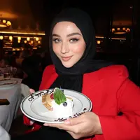 Cantiknya Margin Wieheerm dengan soft makeup bernuansa pink super lembut yang membaur sempurna di kulit putihnya. Ia memadukan penampilannya dengan winged-eyeliner tipis dan pulasan lipstik nude. [Foto: Instagram/marginw]