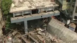 Jalan layang yang masih dalam konstruksi tiba-tiba ambruk di Kolkata, India, Kamis (31/3). Para petugas pemadam kebakaran dan warga saat ini tengah mencoba menyelamatkan mereka yang tertimpa reruntuhan logam dan beton. (REUTERS/ANI via Reuters)