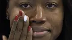 Perenang Amerika Serikat, Simone Manuel, menangis saat akan menerima medali emas usai memenangi nomor 100 m gaya bebas pada Olimpiade 2016 di Rio de Janeiro, Brasil, Jumat (12/8/2016). (AP/Michael Sohn)