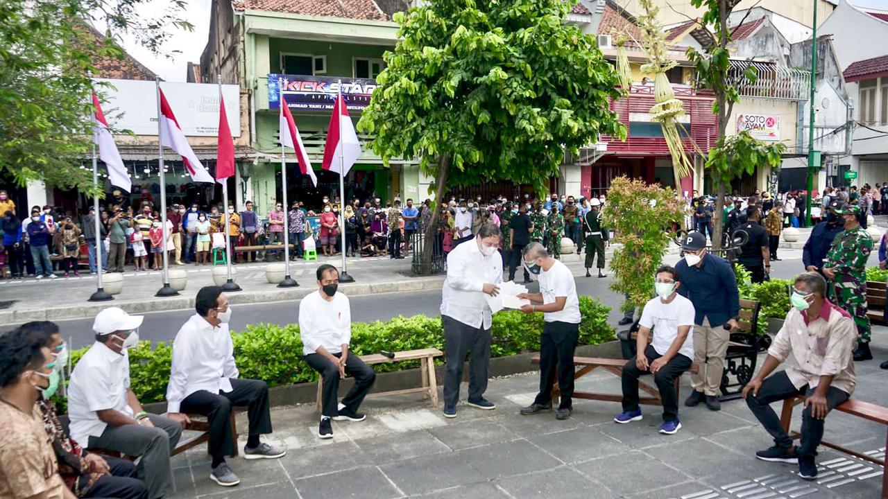 Menko Airlangga ketika mendampingi Presiden Jokowi menyerahkan Bantuan Tunai untuk Pedagang Kaki Lima dan Warung (BT-PKLW) di Malioboro