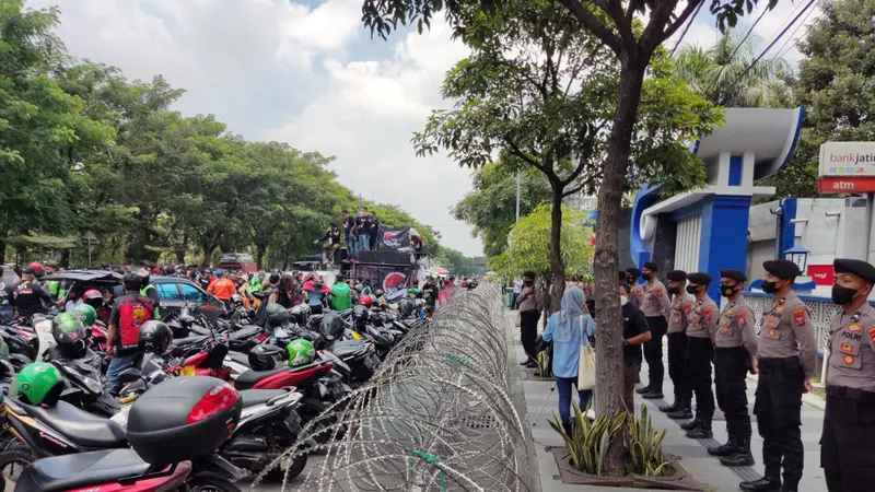 Driver ojol menggelar demo di depan kantor Dishub Jatim. (Dian Kurniawan/Liputan6.com).