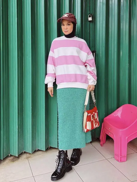 <p>Tampil colorful dengan sweater oversize dipadu long skirt hijau knit seperti Tantri Namirah.</p>