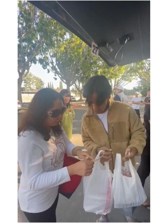 6 Potret Keluarga Uya Kuya Jual Nasi Warteg hingga Gorengan di Amerika, Selalu Laris