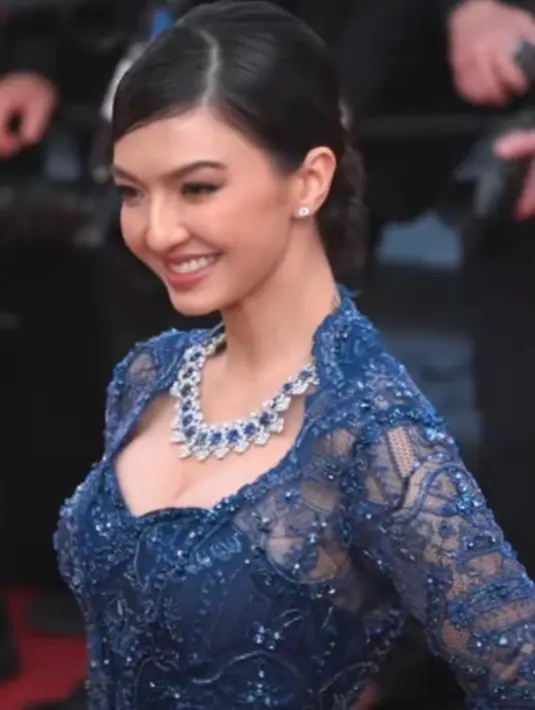 Pemeran 5 cm itu mengenakan kebaya warna biru tua rancangan rumah mode Maison Baaz Couture