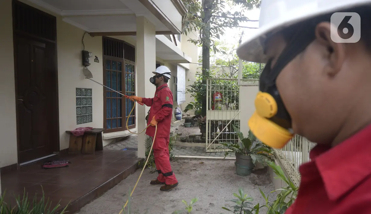Petugas menyemprotkan cairan disinfektan di Perumahan Bukit Nusa Indah, Tangerang Selatan, Banten, Kamis (26/3/2020). Penyemprotan dilakukan untuk mengantisipasi penyebaran virus corona COVID-19 serta menyosialisasikan imbauan agar warga mengurangi aktivitas di luar rumah. (merdeka.com/Dwi Narwoko)