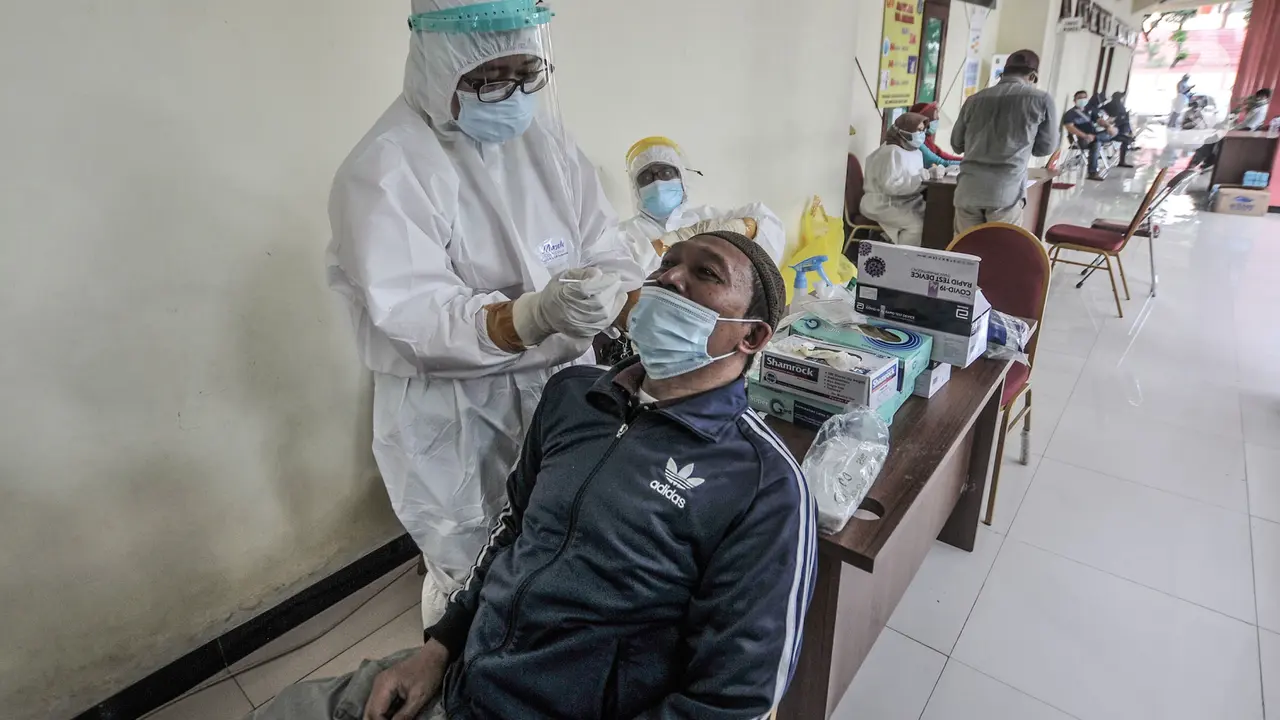 Pemkot Jakarta Timur menggelar tes Covid-19 gratis