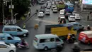 Beberapa pejalan kaki menyeberang jalan di kawasan Slipi, Jakarta, tidak menggunakan jembatan penyeberangan, (26/9/14). (Liputan6.com/Johan Tallo)