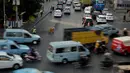 Beberapa pejalan kaki menyeberang jalan di kawasan Slipi, Jakarta, tidak menggunakan jembatan penyeberangan, (26/9/14). (Liputan6.com/Johan Tallo)