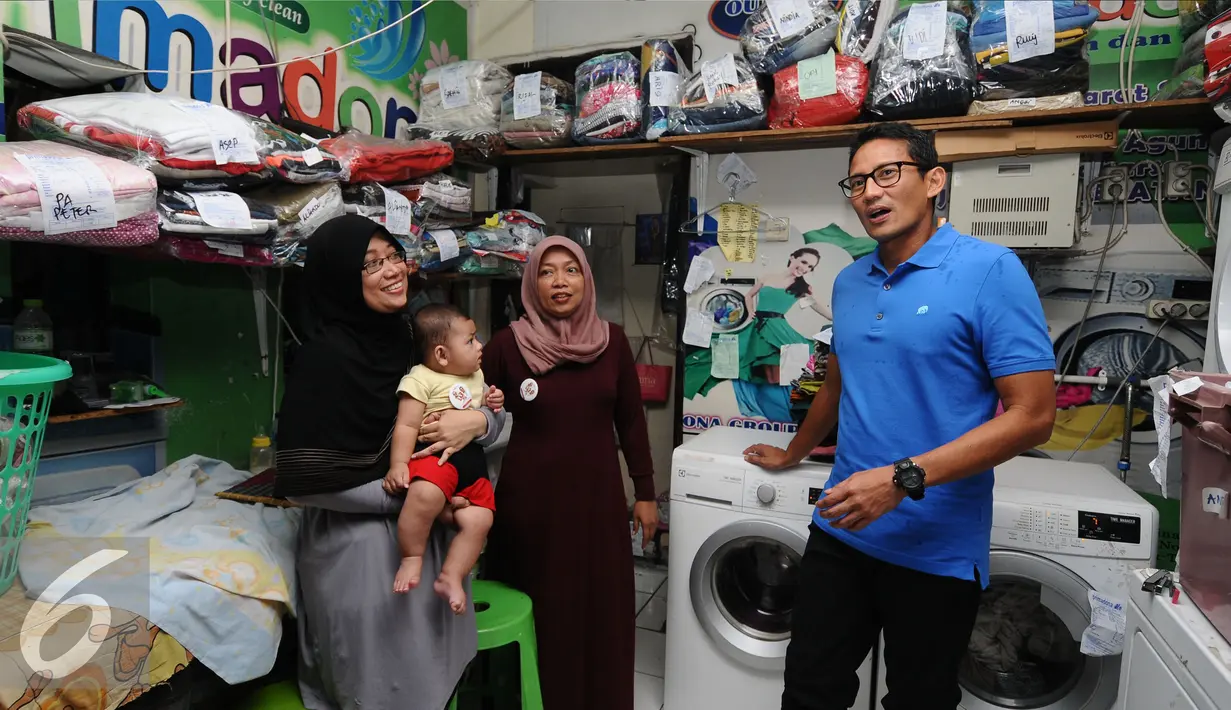 Cawagub DKI Jakarta, Sandiaga S Uno (kanan) berbincang dengan pengusaha jasa cuci di Tanjung Barat Selatan, Jakarta, Minggu (20/11). Sandiaga melantik relawan komunitas Anies-Sandi tingkat RW Kelurahan Lenteng Agung. (Liputan6.com/Helmi Fithriansyah)