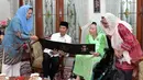 Presiden Joko Widodo (Jokowi) saat bertemu Istri Presiden Keempat Indonesia Abdurrahman Wahid (Gusdur), Sinta Nuriyah di Ciganjur, Jakarta, Jumat (7/9). Jokowi meminta restu untuk maju Pemilihan Presiden 2019. (Liputan6.com/HO/Biro Pers Setpres)