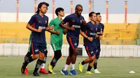 Skuat Madura United saat berlatih di Stadion Gelora Bangkalan, Bangkalan. (Bola.com/Aditya Wany)
