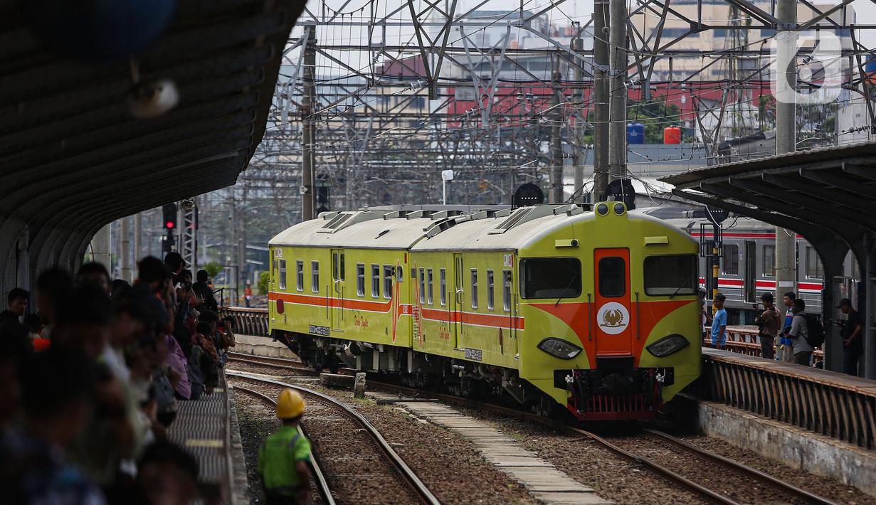Memeriahkan perayaan 100 tahun operasional Kereta Rel Listrik (KRL) di Indonesia, KAI Commuter menghadirkan parade rangkaian KRL yang pernah dan akan beroperasi di wilayah Jakarta, Bogor, Depok, Tangerang dan Bekasi (Jabodetabek). (Liputan6.com/Angga Yuniar)