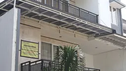 Suasana rumah mewah bos Abu Tours, Hamzah Mamba di Perumahan Kartika Residence, Cinere, Depok, Jumat (6/4). Rumah yang belantai 2 dengan luas bangunan sekitar 180 meter persegi itu dicat dominan warna putih dan abu-abu. (Liputan6.com/Herman Zakharia)