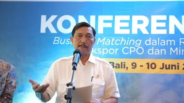 Menko Luhut Binsar Pandjaitan dalam Konferensi Pers usai memberikan arahan di Business Matching Program Minyak Goreng Curah Rakyat (MGCR), Bali, Jumat (10-06-2022).