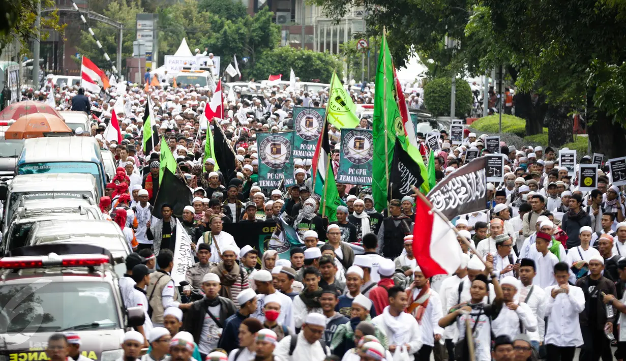 Massa demo 2 Desember mulai berjalan kaki menuju Monumen Nasional (Monas), Jakarta Pusat, Jumat (2/12). Para pendemo berjalan kaki sambil meneriakkan yel-yel serta membawa banyak spanduk dan poster. (Liputan6.com/Faizal Fanani)
