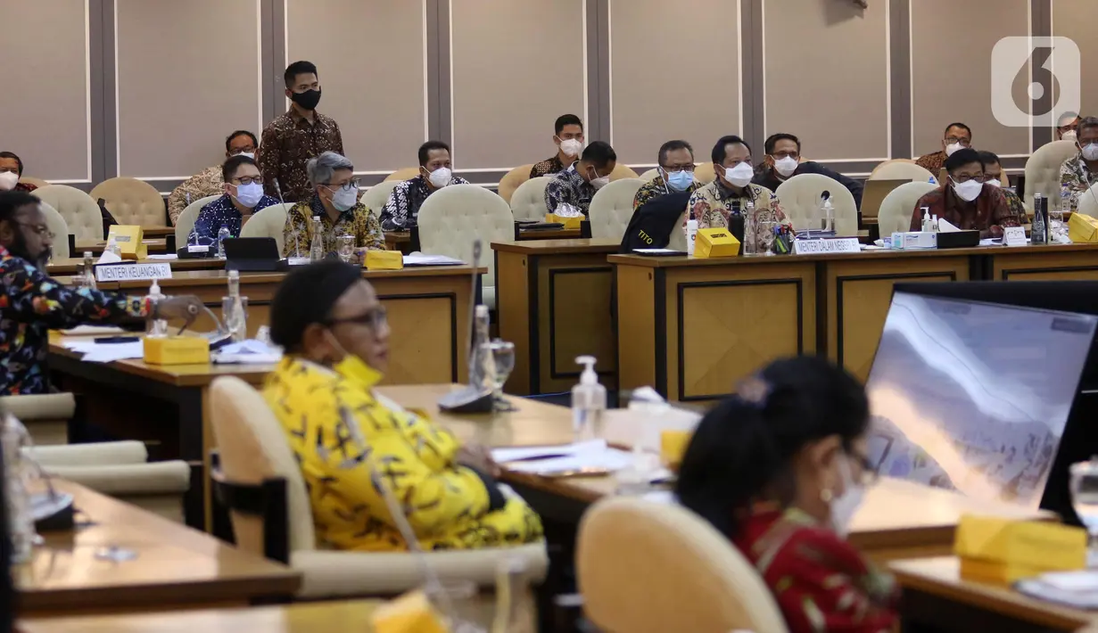 Mendagri Tito Karnavian saat rapat kerja bersama Pansus RUU Perubahan Kedua atas UU Nomor 21 Tahun 2001 tentang Otonomi Khusus bagi Provinsi Papua, Kompleks Parlemen, Jakarta, Kamis (8/4/2021). Rapat mendengar penjelasan pemerintah, pengesahan jadwal Pansus dan mekanisme. (Liputan6.com/Angga Yuniar)