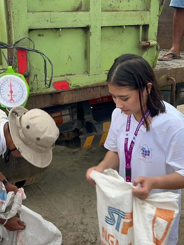 7 Momen Prilly Latuconsina Bikin Gerakan Bersihkan Pantai Ini Tuai Pujian
