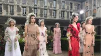 Intip inspirasi gaun pernikahan dari koleksi terbaru Rodarte Spring 2018 dengan sentuhan flower crown yang unik dan cantik. (Foto: Instagram/@bureaubetak)