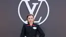 Tampil edgy, Chloe padukan blazer hitam dengan celana pendek dan boots tinggi [Louis Vuitton]