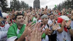 Para fans Iran merayakan kemenangan atas Maroko pada laga Piala Dunia di Saint Petersburg, Rusia, Jumat, (15/6/2018). Iran Menang 1-0 atas Maroko. (AP/Dmitri Lovetsky)