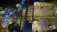 Sebuah jembatan penyeberangan ambruk di Mumbai India, 5 orang tewas dan puluhan lainnya terluka (AFP)