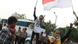 Sejumlah mahasiswa yang tergabung dalam Aliansi Gerakan Mahasiswa Penyelamatan Sumber Daya Maluku Utara melakukan unjuk rasa di depan Istana Negara, Kamis (18/5). (Liputan6.com/Immanuel Antonius)
