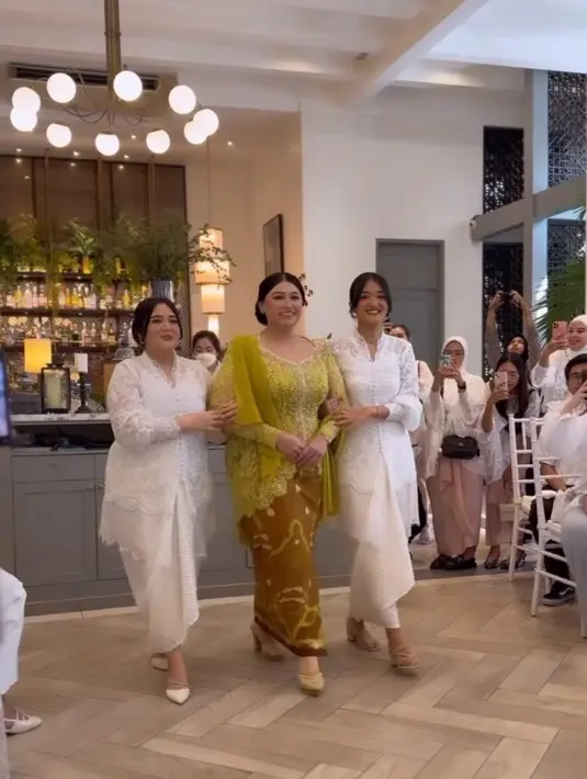 Penampilan mereka dilengkapi dengan tatanan rambut updo sederhana. [@ninakpw]