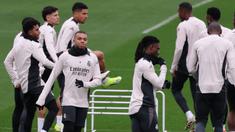 Kylian Mbappe (kelima kiri) bersama sejumlah pemain Real Madrid melakukan latihan menjelang pertandingan babak 16 besar Liga Champions 2024/2025 melawan Atletico Madrid di Real Madrid Sports City, Valdebebas, Spanyol, Senin (03/03/2025) waktu setempat. (AFP/Thomas Coex)