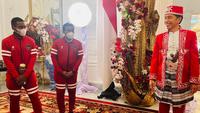 Senyum sumringah dari Presiden Republik Indonesia (RI), Joko Widodo terpancar ketika menemui Timnas Indonesia U-16 bersama pelatihnya, Bima Sakti Tukiman disela-sela perayaan HUT RI ke-77 di Istana Negara, Jakarta Pusat, Rabu (17/8/2022). (Biro Pers Sekretariat Presiden)