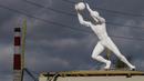 Patung kiper terpasang di Stadion Yekaterinburg Arena, Sverdlovsk Oblast, Senin (18/9/2017). Stadion yang berdiri sejak 1957 ini akan menjadi satu dari 12 stadion penyelenggara Piala Dunia 2018 Rusia. (AFP/Mladen Antonov)