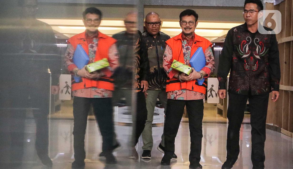 Tersangka kasus dugaan korupsi di Kementerian Pertanian Syahrul Yasin Limpo (tengah) berjalan keluar usai menjalani pemeriksaan di gedung Komisi Pemberantasan Korupsi (KPK), Jakarta, Selasa (16/1/2024). (Liputan6.com/Angga Yuniar)
