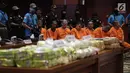 Tersangka dihadirkan saat rilis narkoba di Kantor Kementerian Keuangan, Jakarta, Rabu (7/1). BNN mengamankan 12 orang tersangka berserta barang bukti sebanyak 110,84 kilogram sabu dan 18.300 butir ekstasi. (Liputan6.com/Arya Manggala)