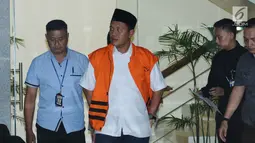 Bupati Lampung Tengah Mustafa (kedua kiri) berjalan meninggalkan Gedung KPK, Jakarta, Selasa (20/2). Mustafa diperiksa sebagai saksi dugaan suap persetujuan pinjaman daerah untuk APBD Lampung Tengah TA 2018. (Liputan6.com/Helmi Fithriansyah)